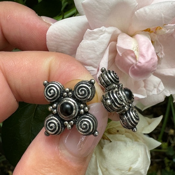 Caroline Ballou 925 Sterling silver and 18K yellow gold posts with onyx earrings - Picture 5 of 14